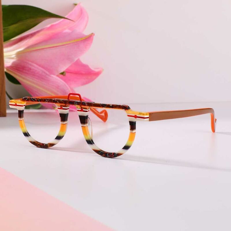 Maria Runde Braune Brille