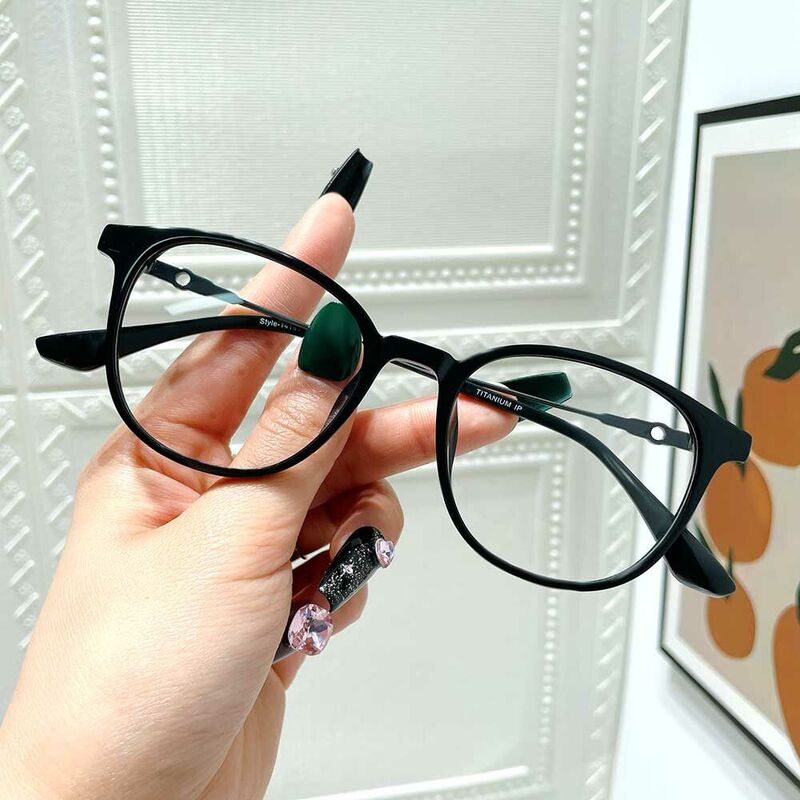 Dorothe Round Black Glasses