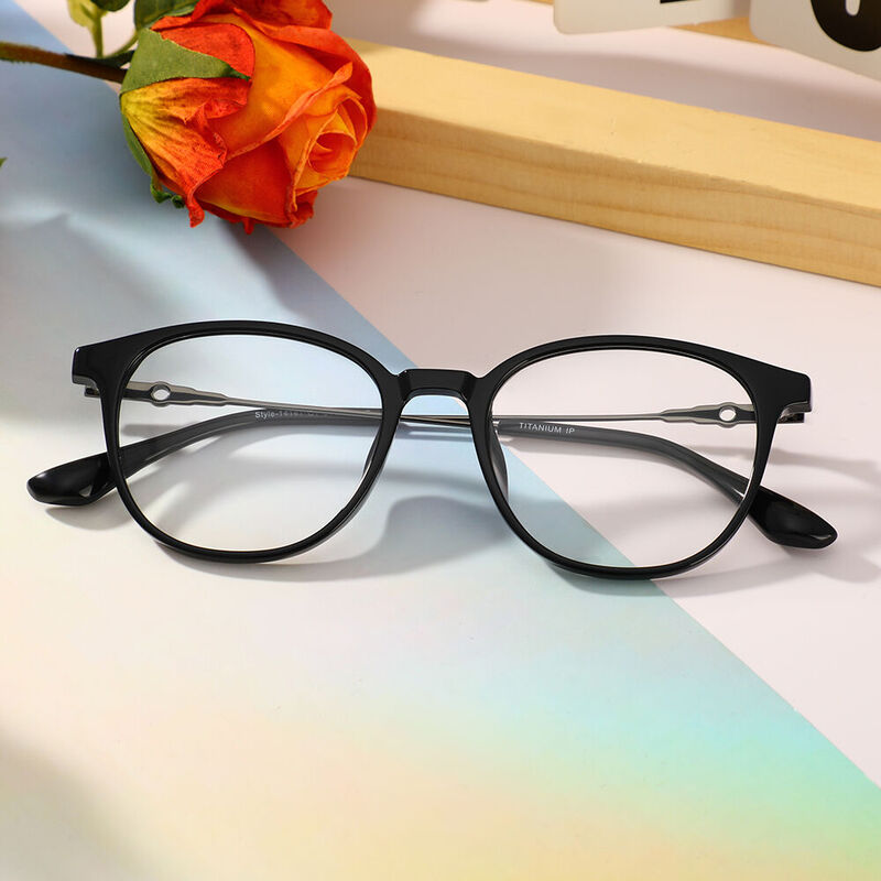 Dorothe Round Black Glasses