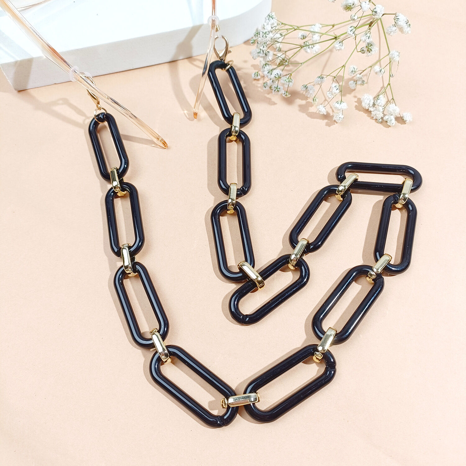 Liz Glamorous Acrylic Metal Glasses Chain