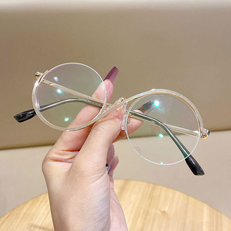 Hilary Runde Goldene Brille