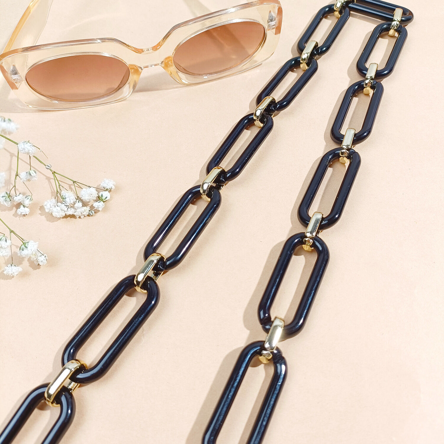 Liz Glamorous Acrylic Metal Glasses Chain