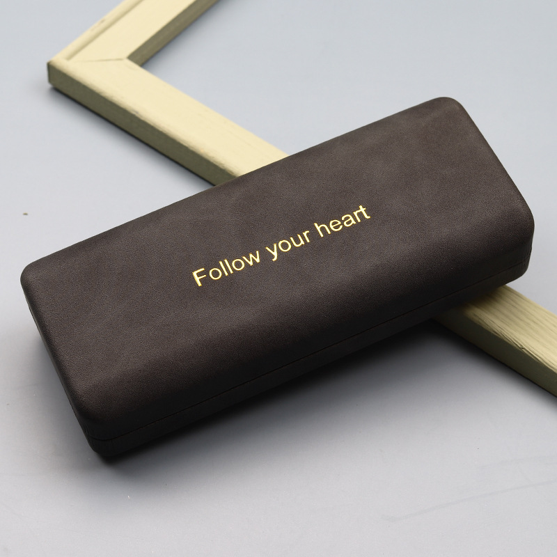 Braunes Brillenetui „Follow Your Heart“
