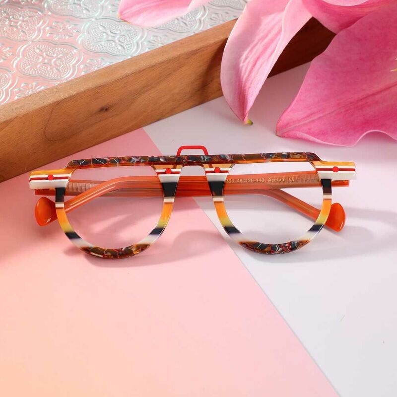 Maria Runde Braune Brille